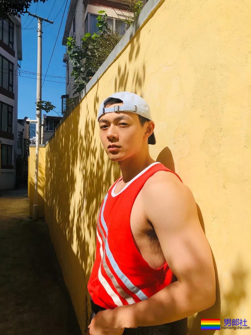 寸头痞帅网红穿内裤玩轮滑遭盯档，奶白腹肌太A了！ - 51虹马