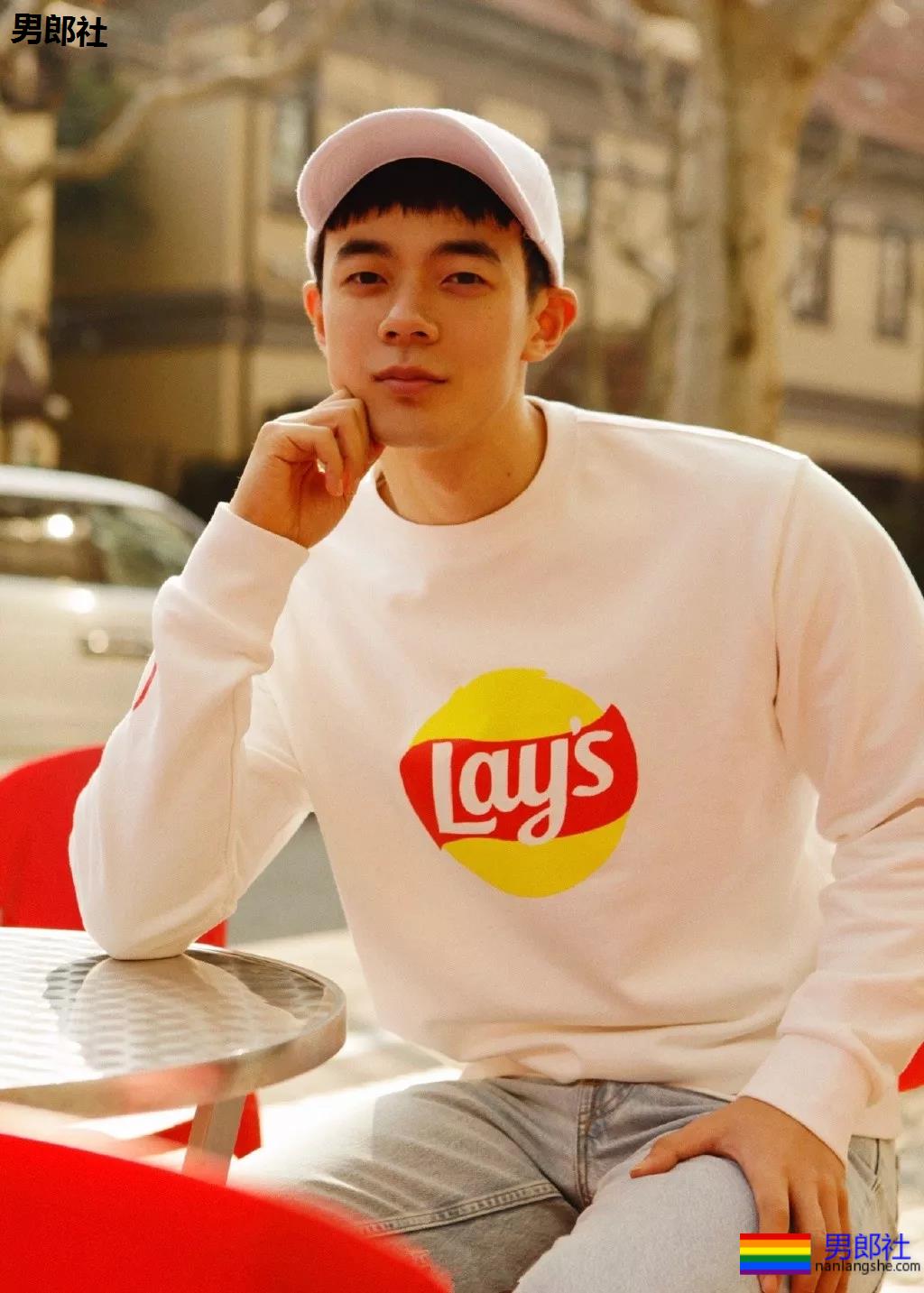 寸头痞帅网红穿内裤玩轮滑遭盯档，奶白腹肌太A了！ - 51虹马