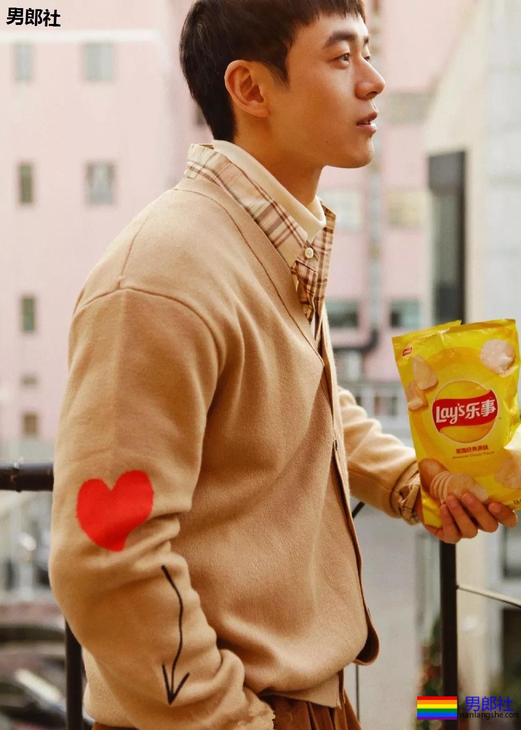 寸头痞帅网红穿内裤玩轮滑遭盯档，奶白腹肌太A了！ - 51虹马