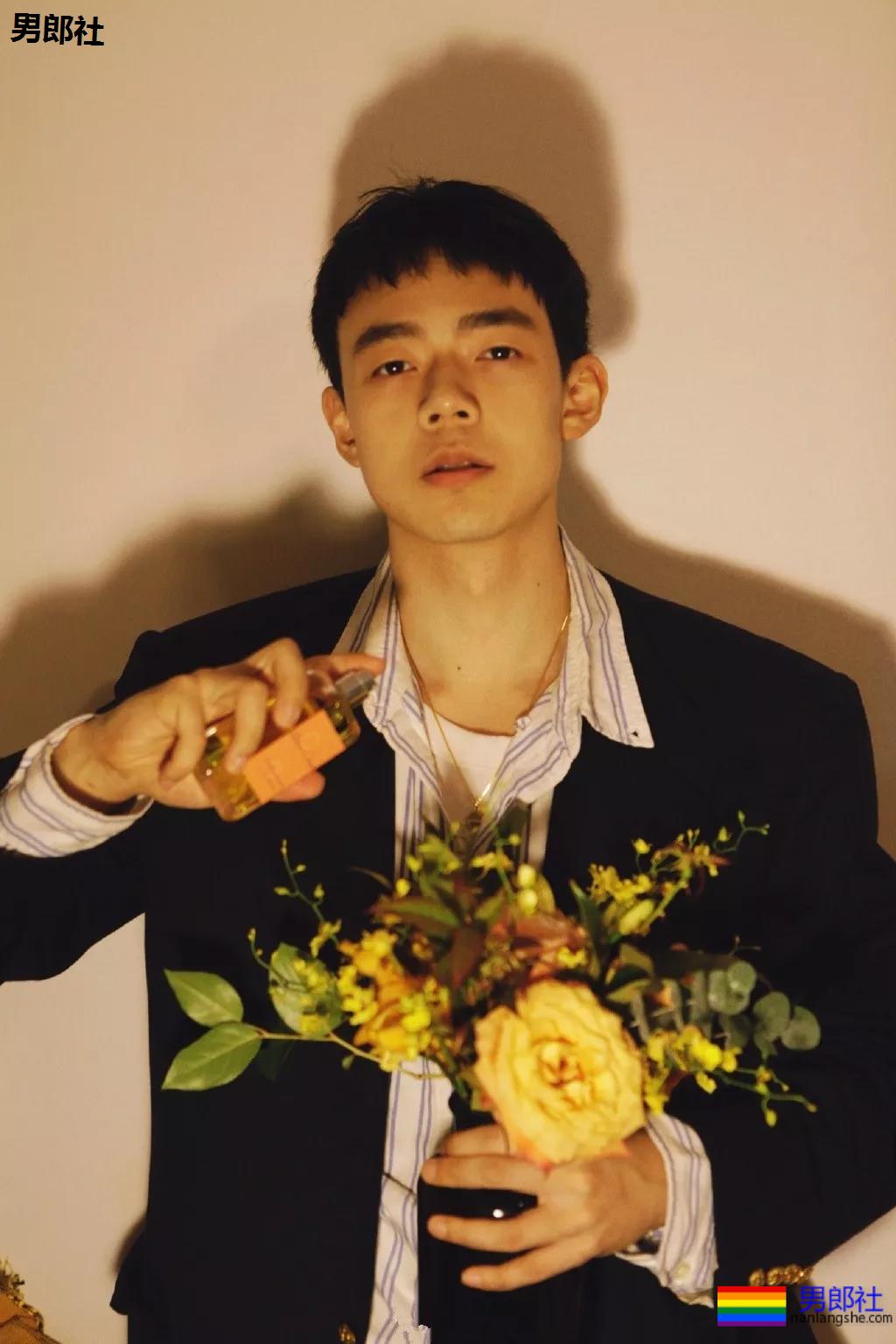 寸头痞帅网红穿内裤玩轮滑遭盯档，奶白腹肌太A了！ - 51虹马