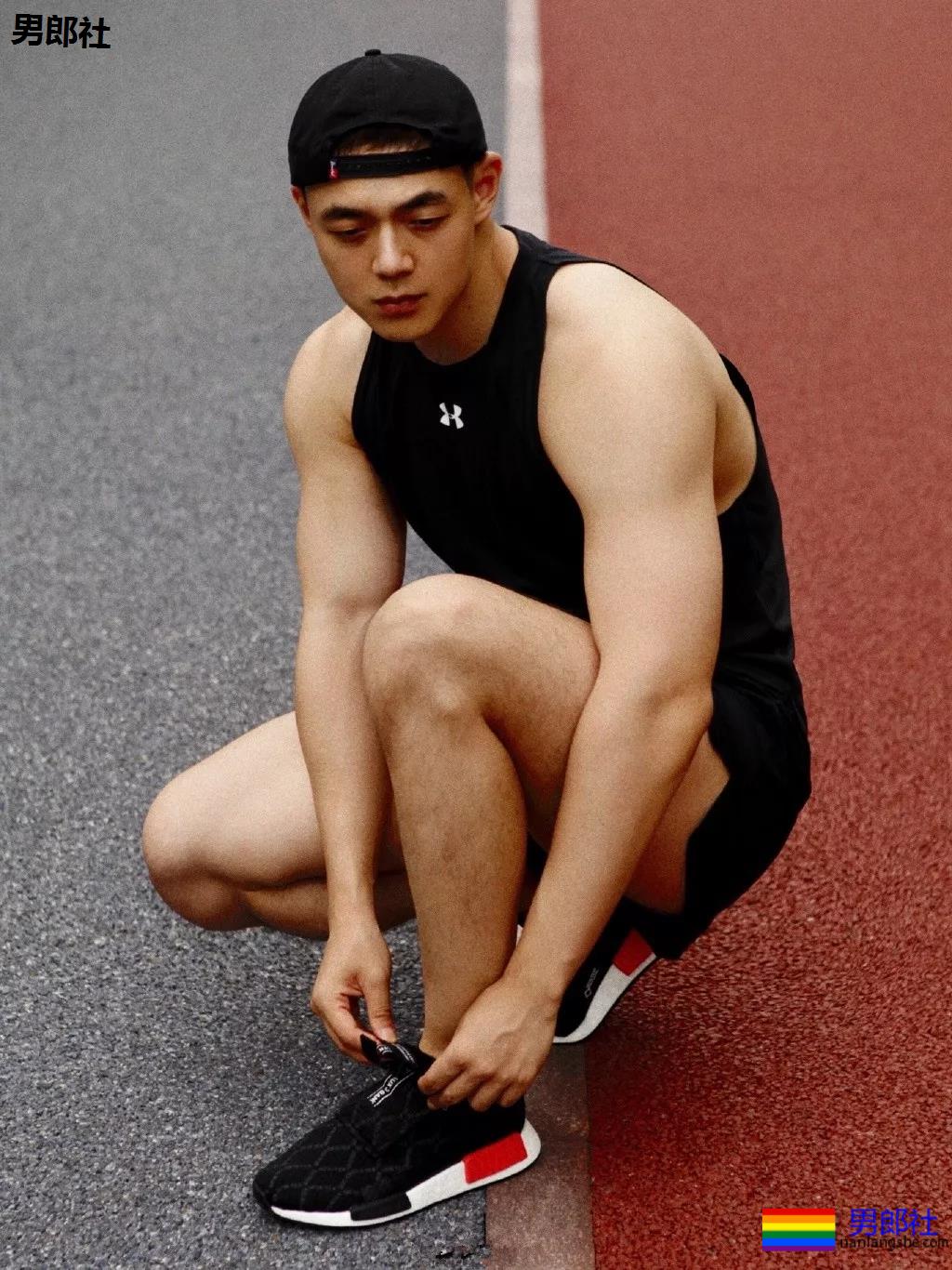 寸头痞帅网红穿内裤玩轮滑遭盯档，奶白腹肌太A了！ - 51虹马