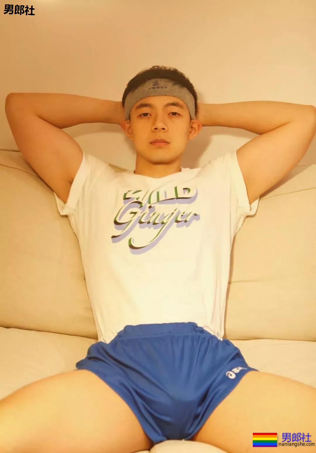 寸头痞帅网红穿内裤玩轮滑遭盯档，奶白腹肌太A了！ - 51虹马