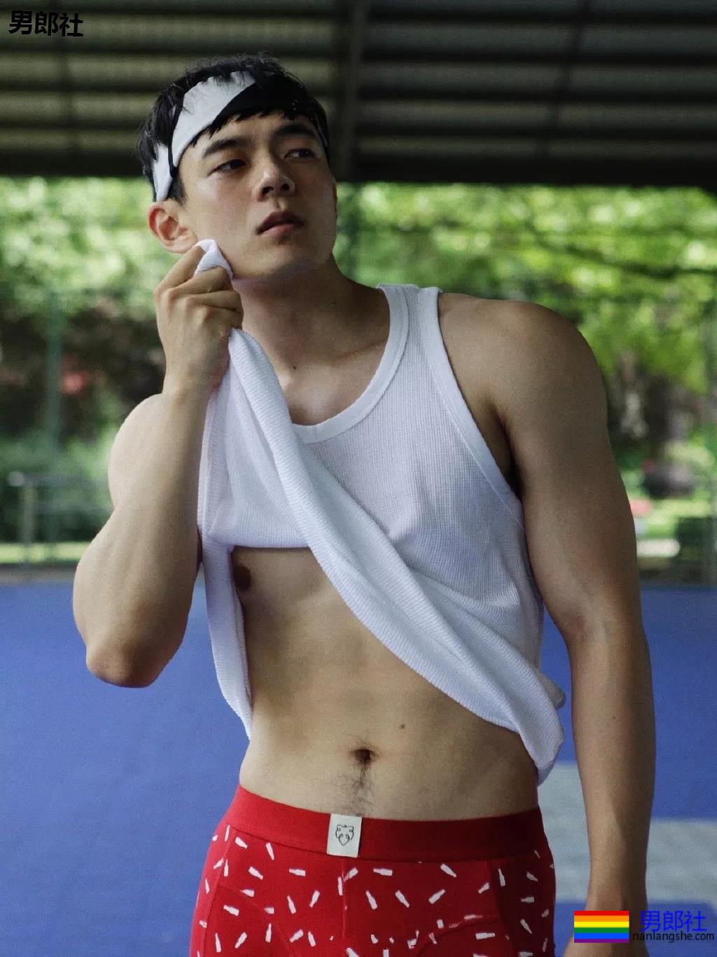 寸头痞帅网红穿内裤玩轮滑遭盯档，奶白腹肌太A了！ - 51虹马