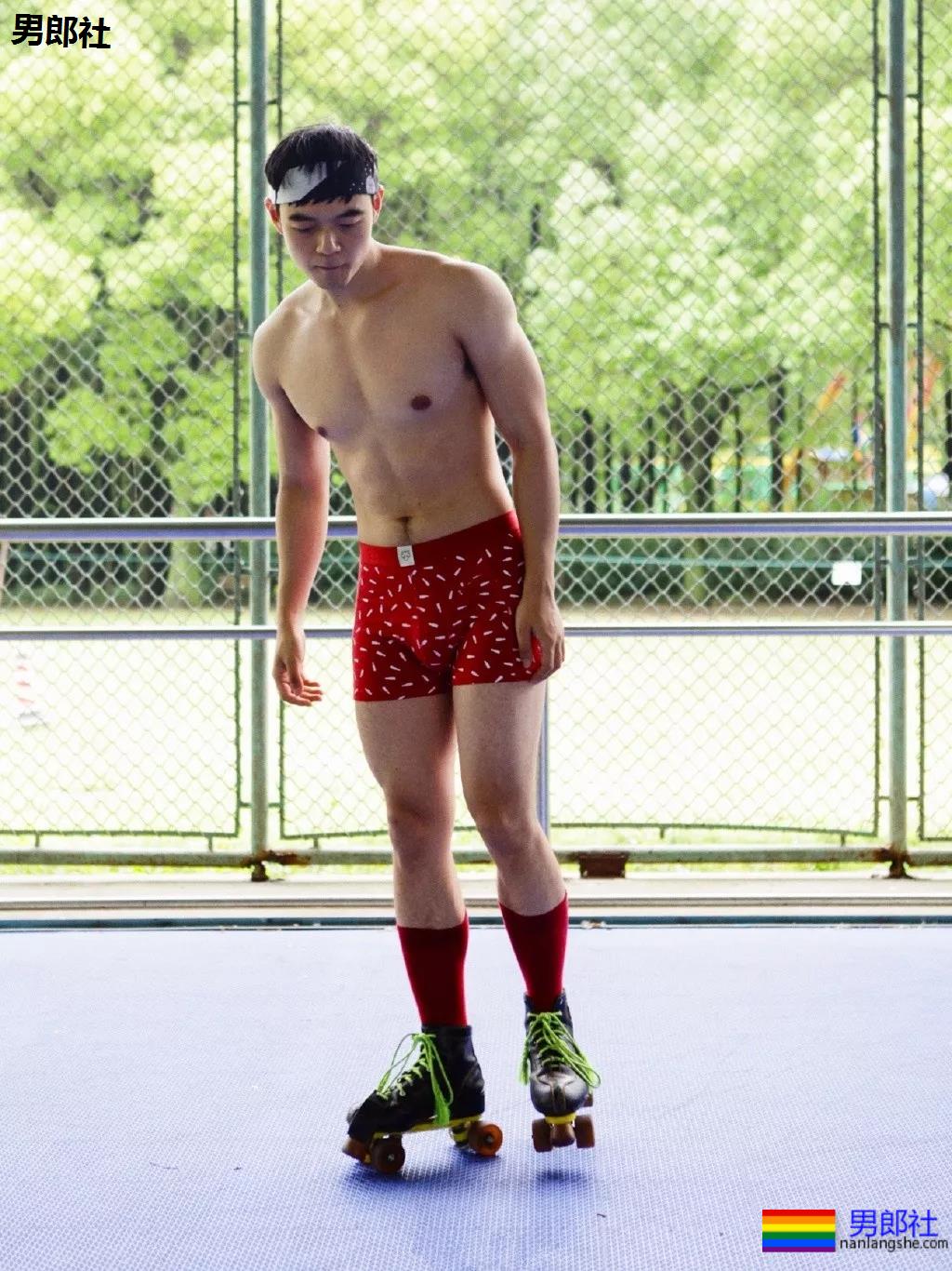 寸头痞帅网红穿内裤玩轮滑遭盯档，奶白腹肌太A了！ - 51虹马