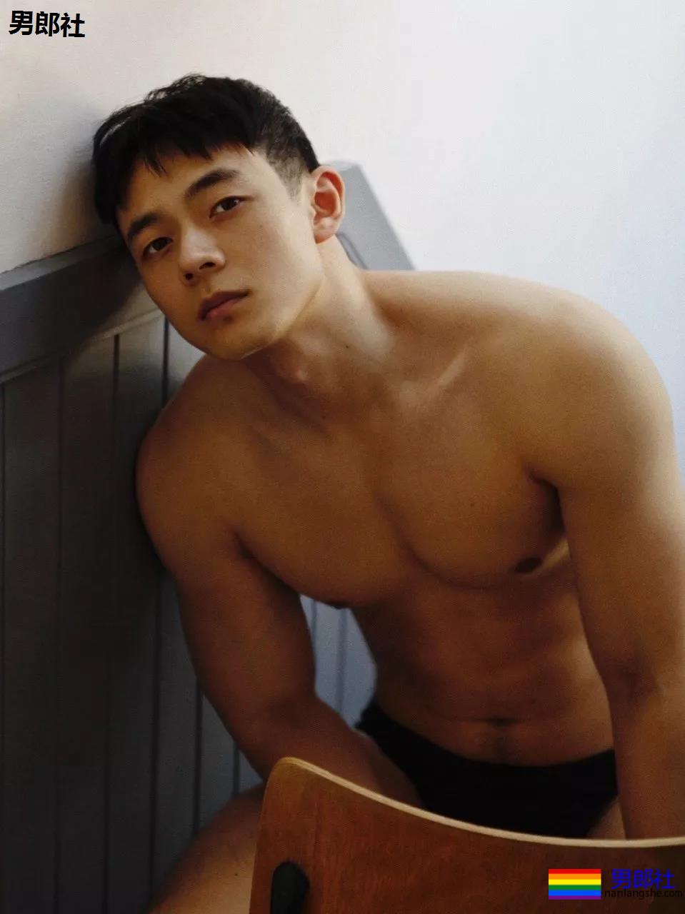 寸头痞帅网红穿内裤玩轮滑遭盯档，奶白腹肌太A了！ - 51虹马