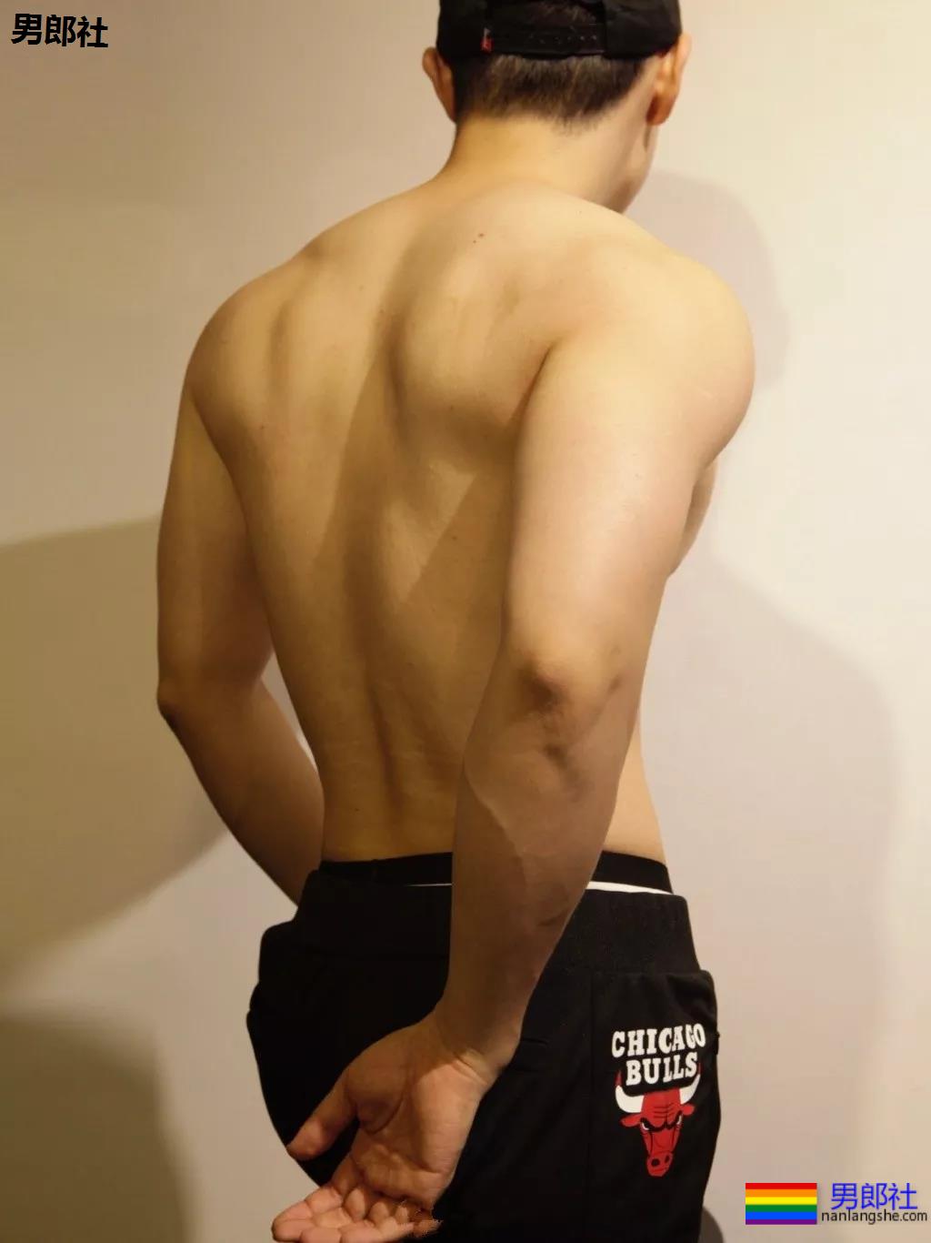 寸头痞帅网红穿内裤玩轮滑遭盯档，奶白腹肌太A了！ - 51虹马