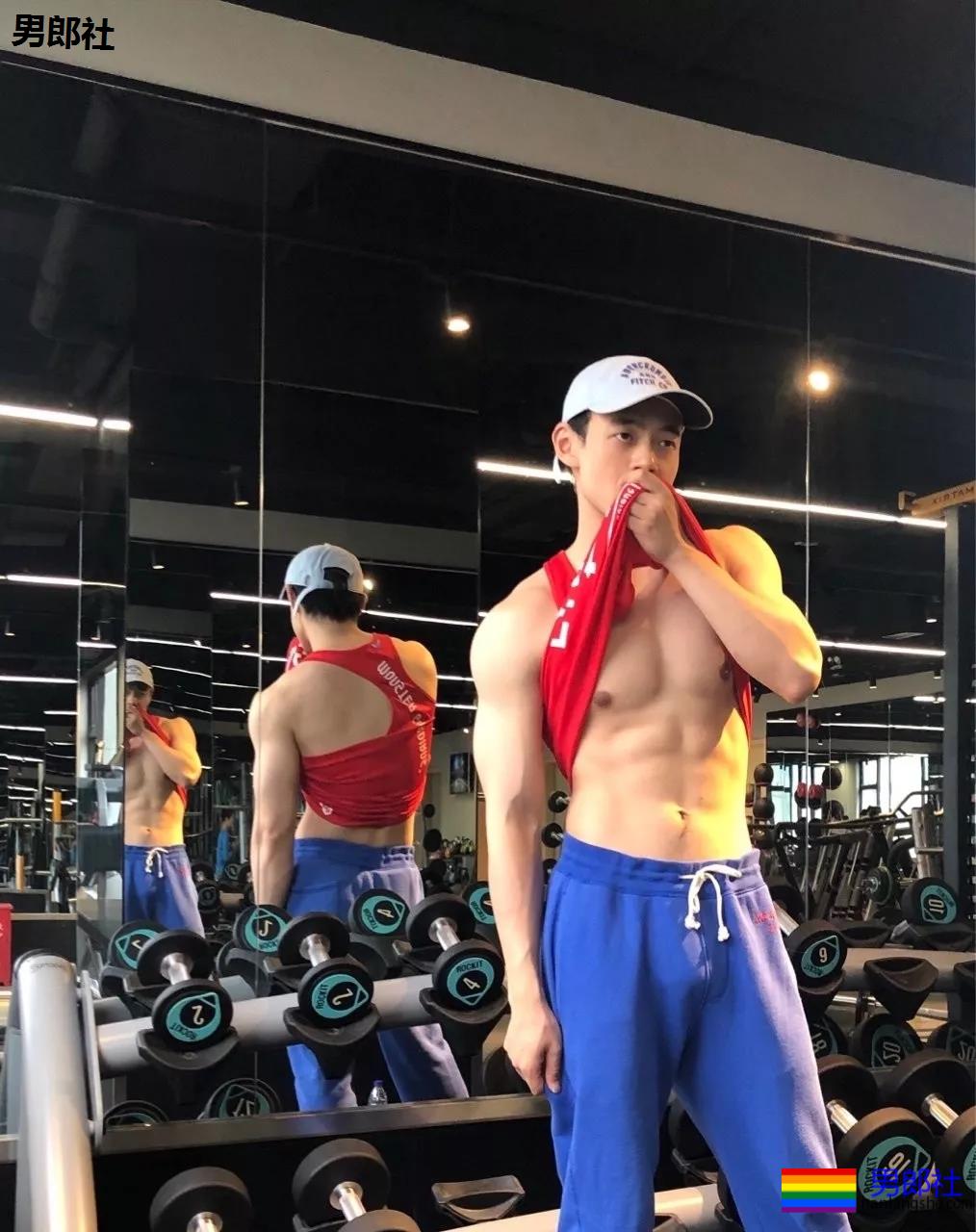 寸头痞帅网红穿内裤玩轮滑遭盯档，奶白腹肌太A了！ - 51虹马