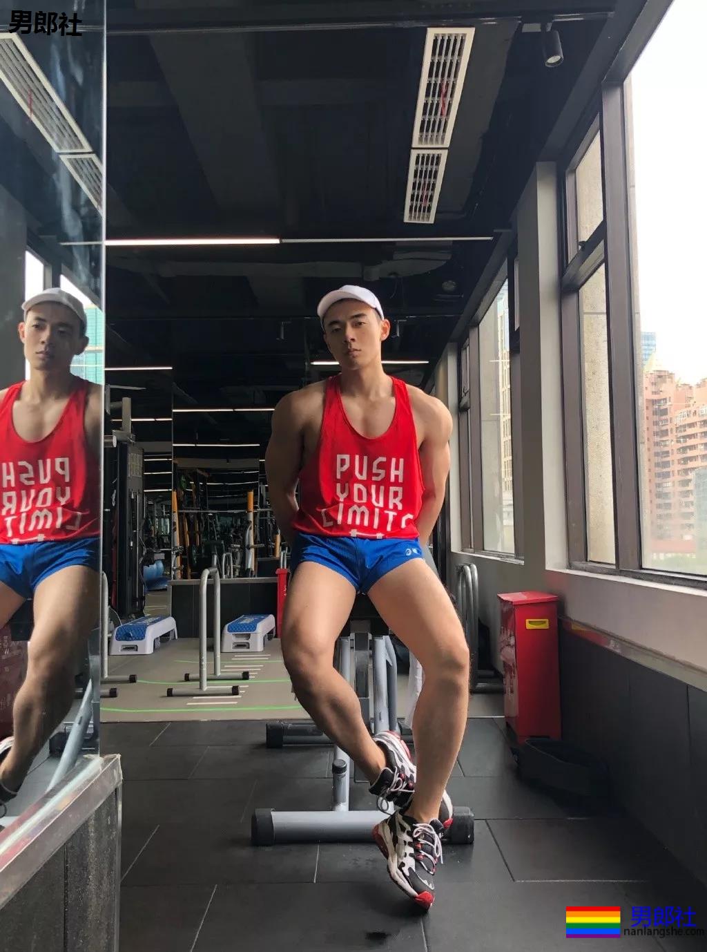 寸头痞帅网红穿内裤玩轮滑遭盯档，奶白腹肌太A了！ - 51虹马