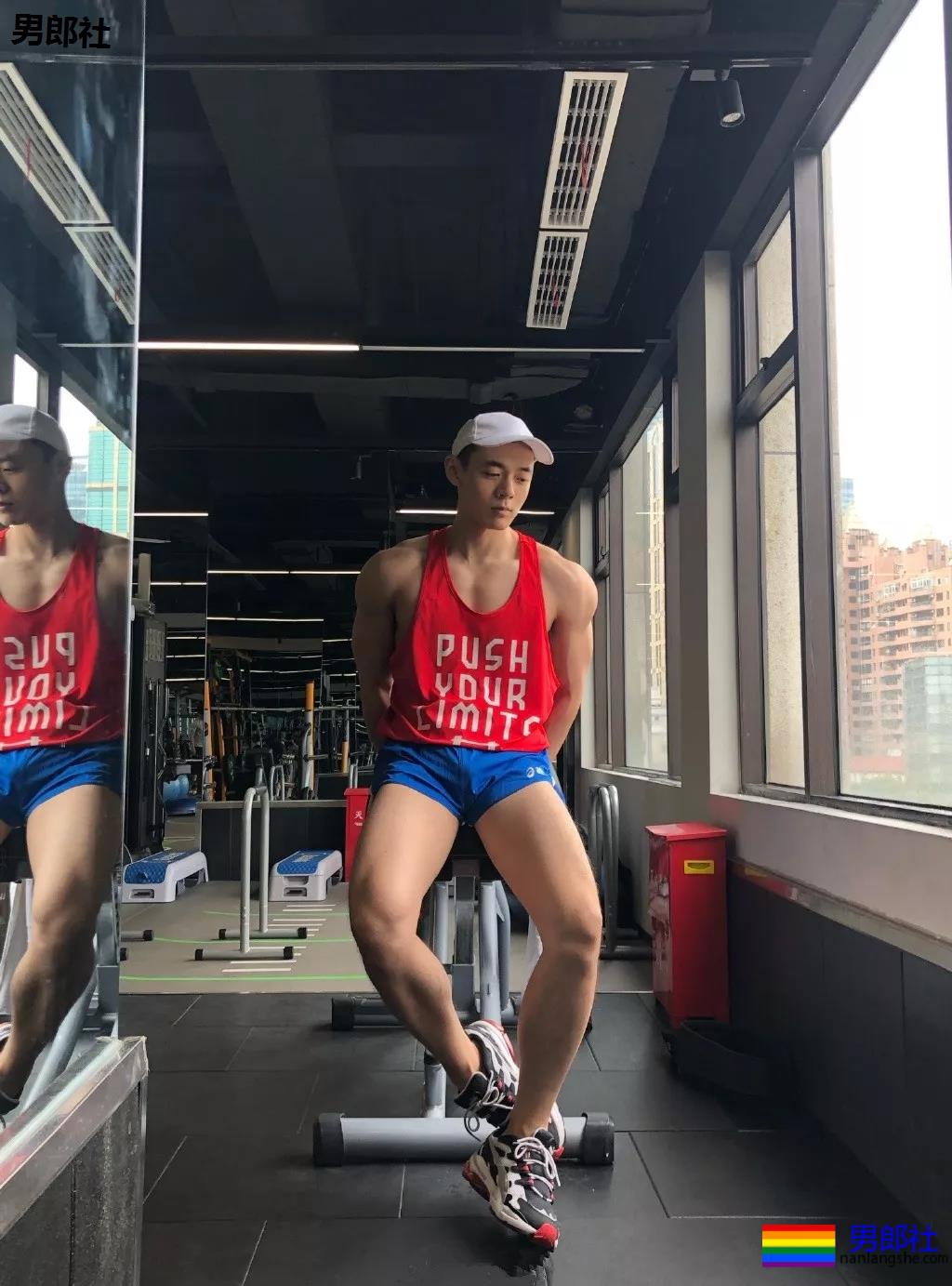 寸头痞帅网红穿内裤玩轮滑遭盯档，奶白腹肌太A了！ - 51虹马