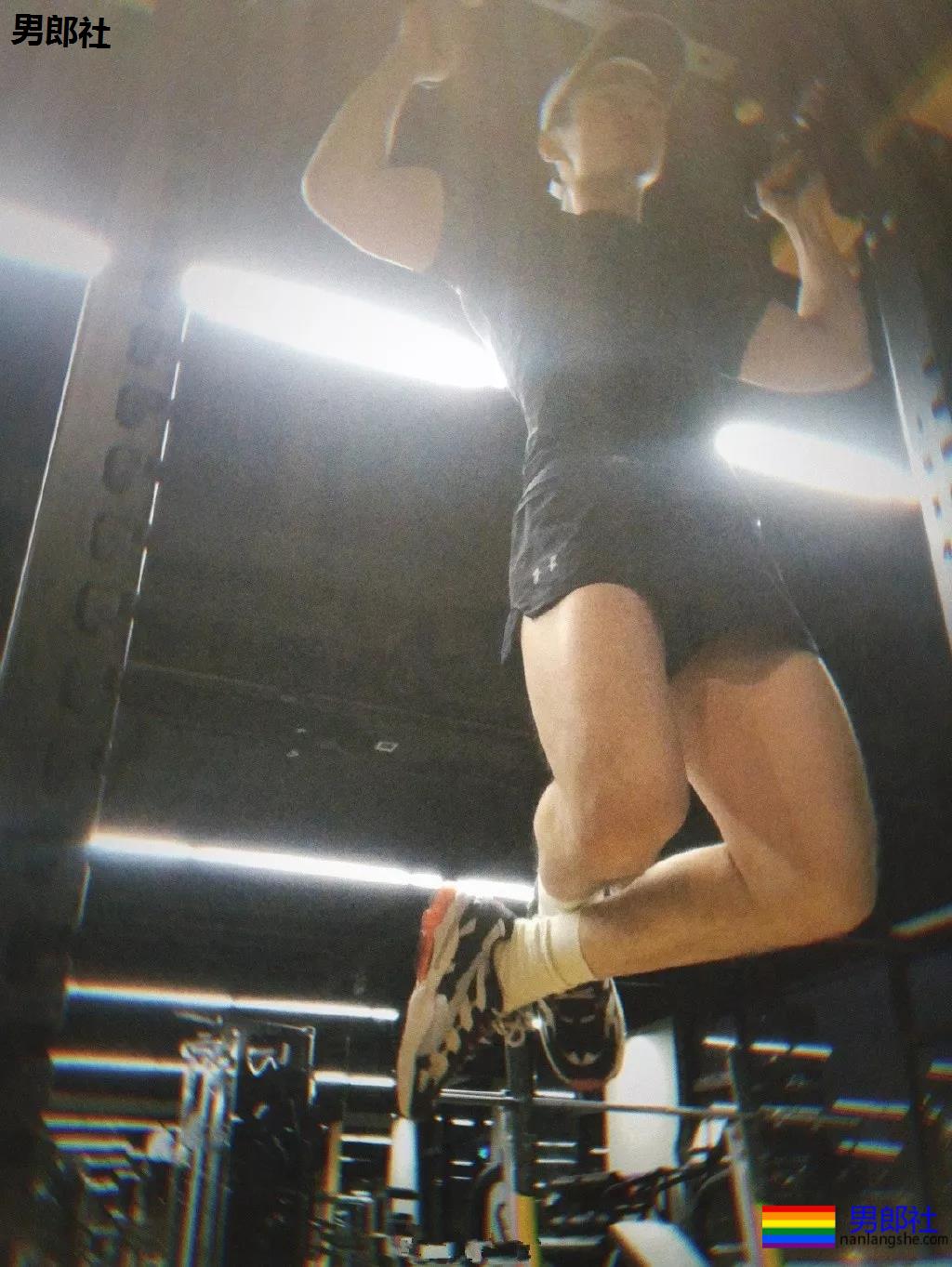 寸头痞帅网红穿内裤玩轮滑遭盯档，奶白腹肌太A了！ - 51虹马