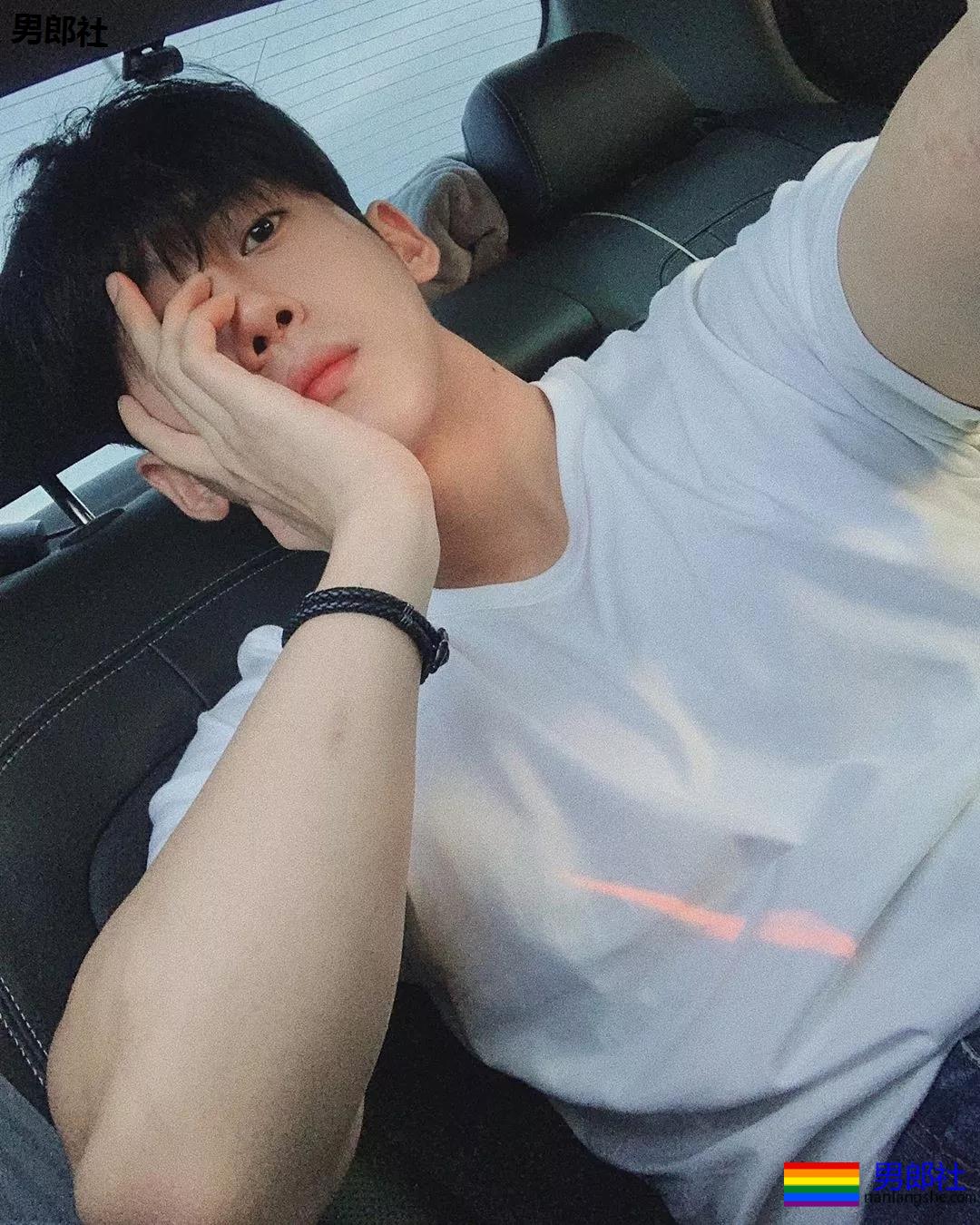 刷爆INS的筋肉大鼻子小狼狗，完美肉身馋哭网友! - 51虹马