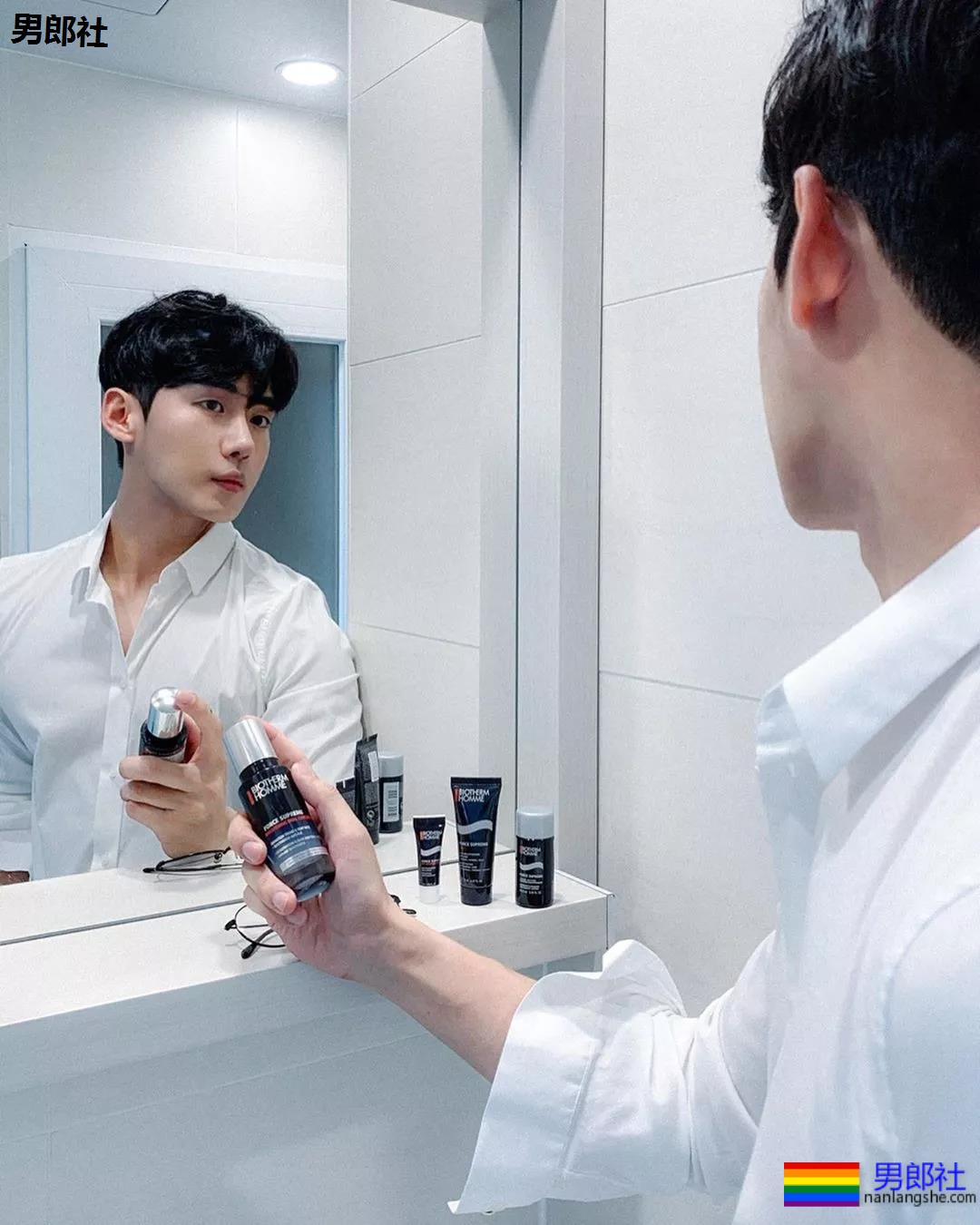 刷爆INS的筋肉大鼻子小狼狗，完美肉身馋哭网友! - 51虹马