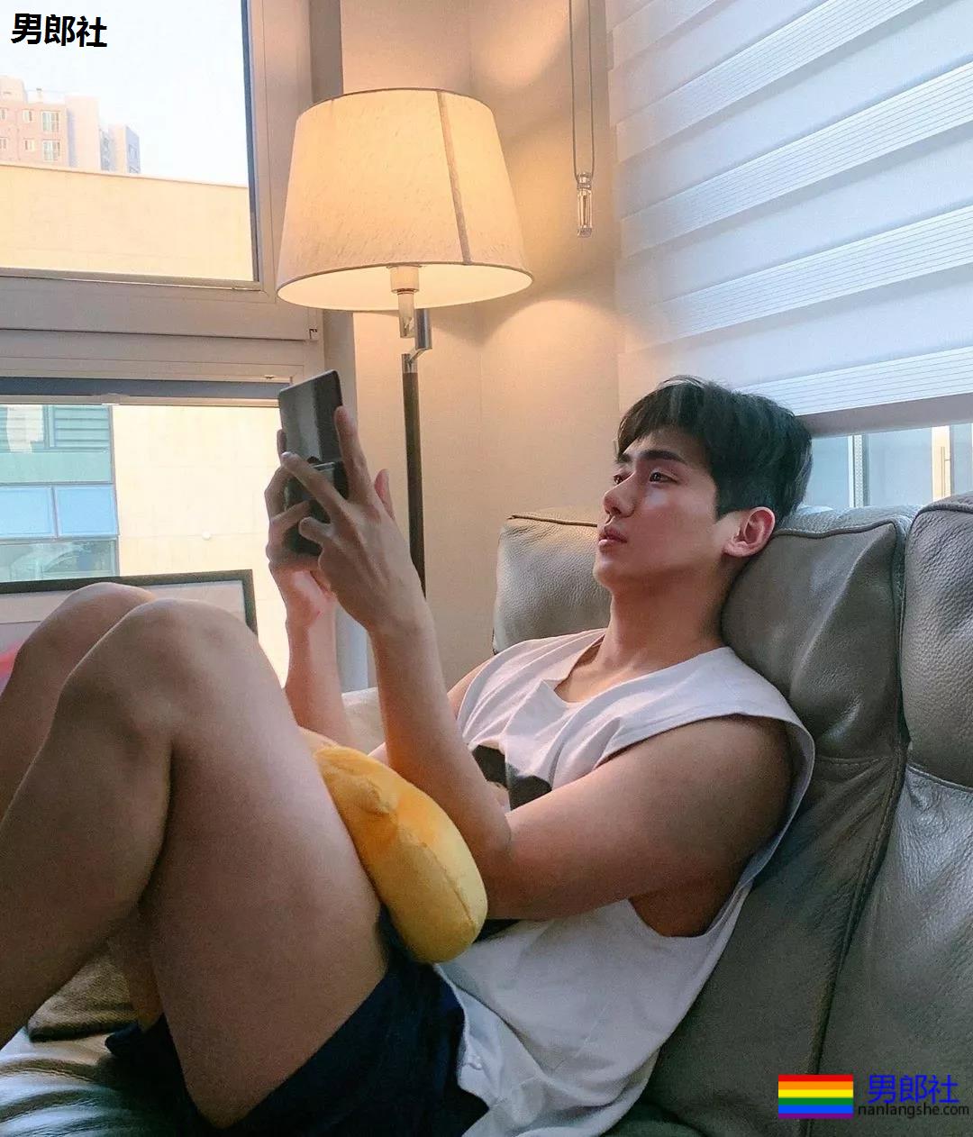 刷爆INS的筋肉大鼻子小狼狗，完美肉身馋哭网友! - 51虹马