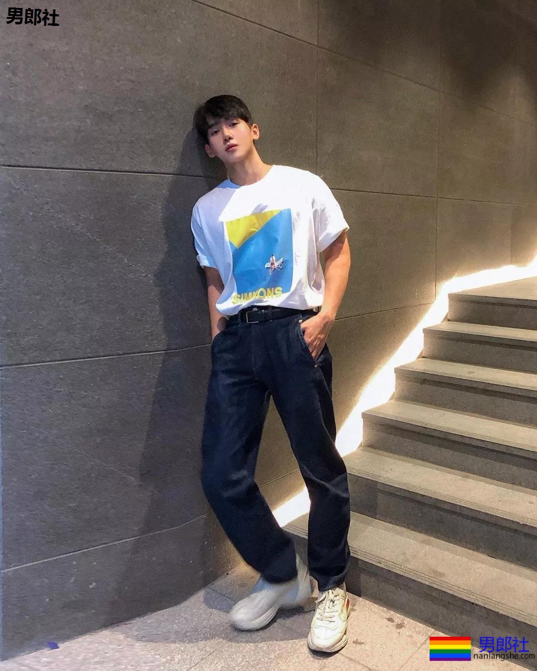 刷爆INS的筋肉大鼻子小狼狗，完美肉身馋哭网友! - 51虹马