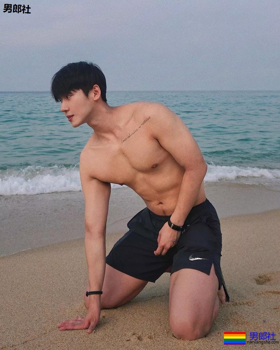 刷爆INS的筋肉大鼻子小狼狗，完美肉身馋哭网友! - 51虹马