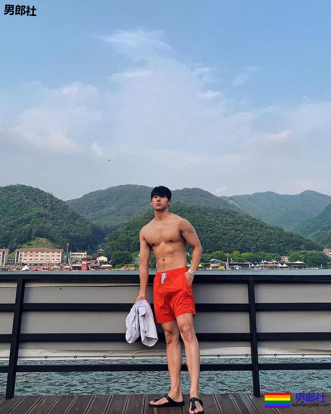 刷爆INS的筋肉大鼻子小狼狗，完美肉身馋哭网友! - 51虹马