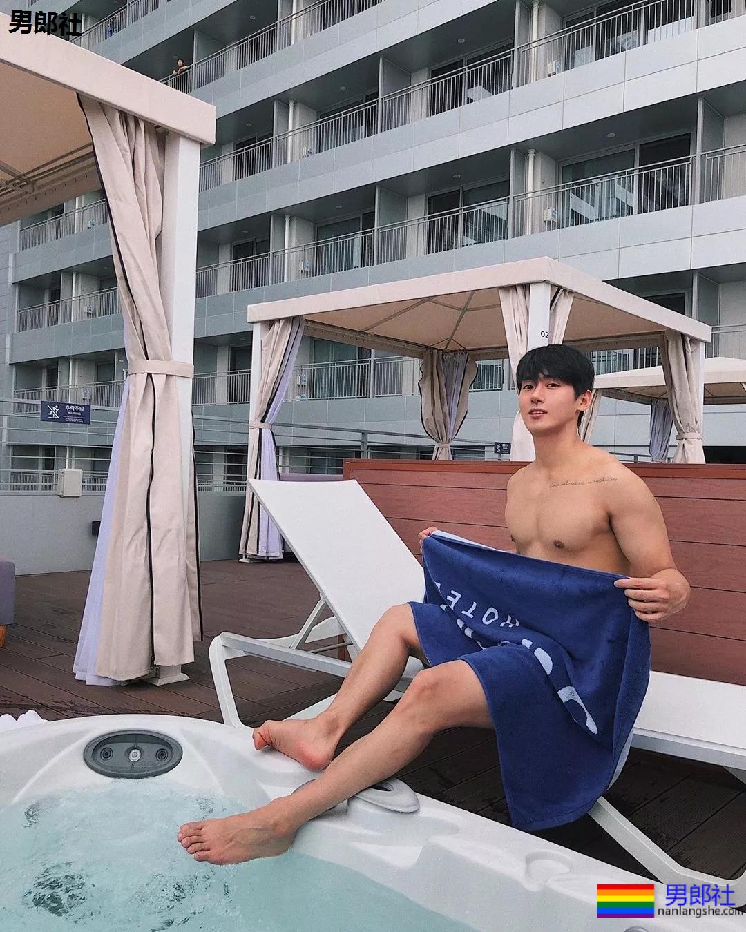 刷爆INS的筋肉大鼻子小狼狗，完美肉身馋哭网友! - 51虹马