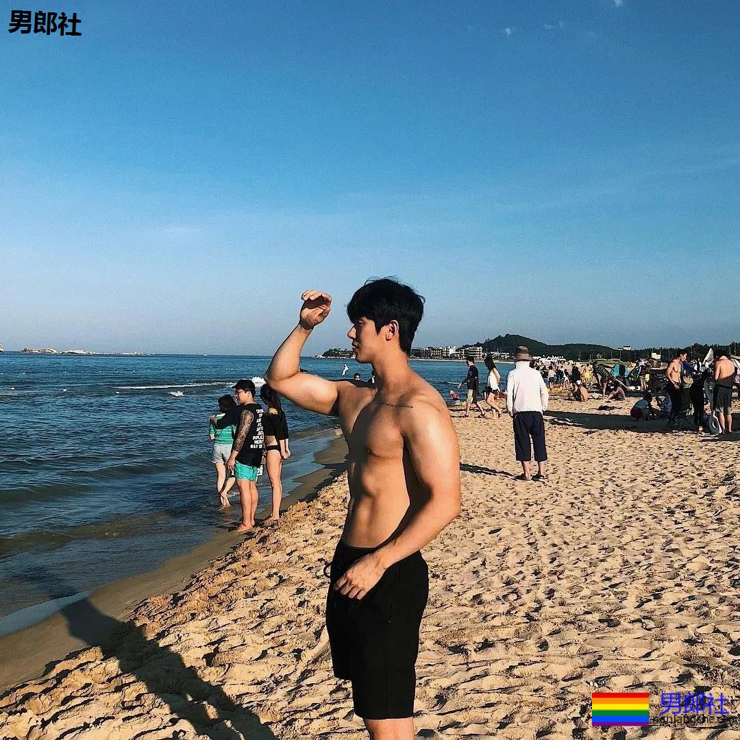 刷爆INS的筋肉大鼻子小狼狗，完美肉身馋哭网友! - 51虹马