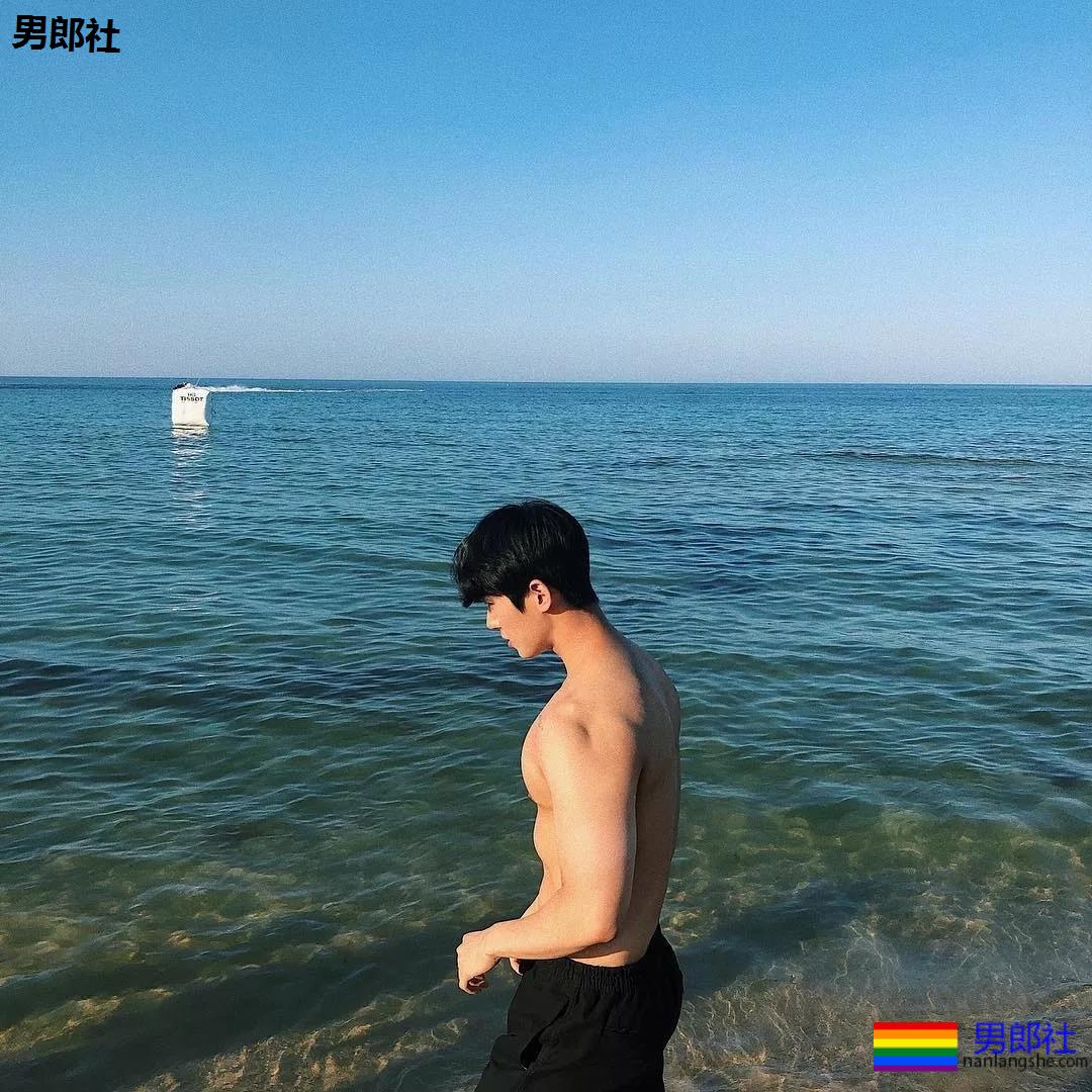 刷爆INS的筋肉大鼻子小狼狗，完美肉身馋哭网友! - 51虹马