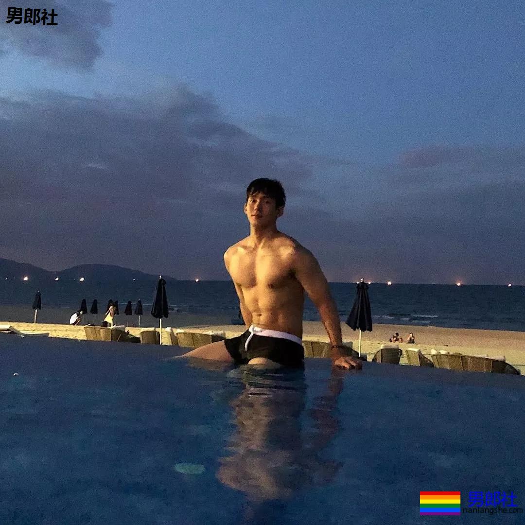 刷爆INS的筋肉大鼻子小狼狗，完美肉身馋哭网友! - 51虹马