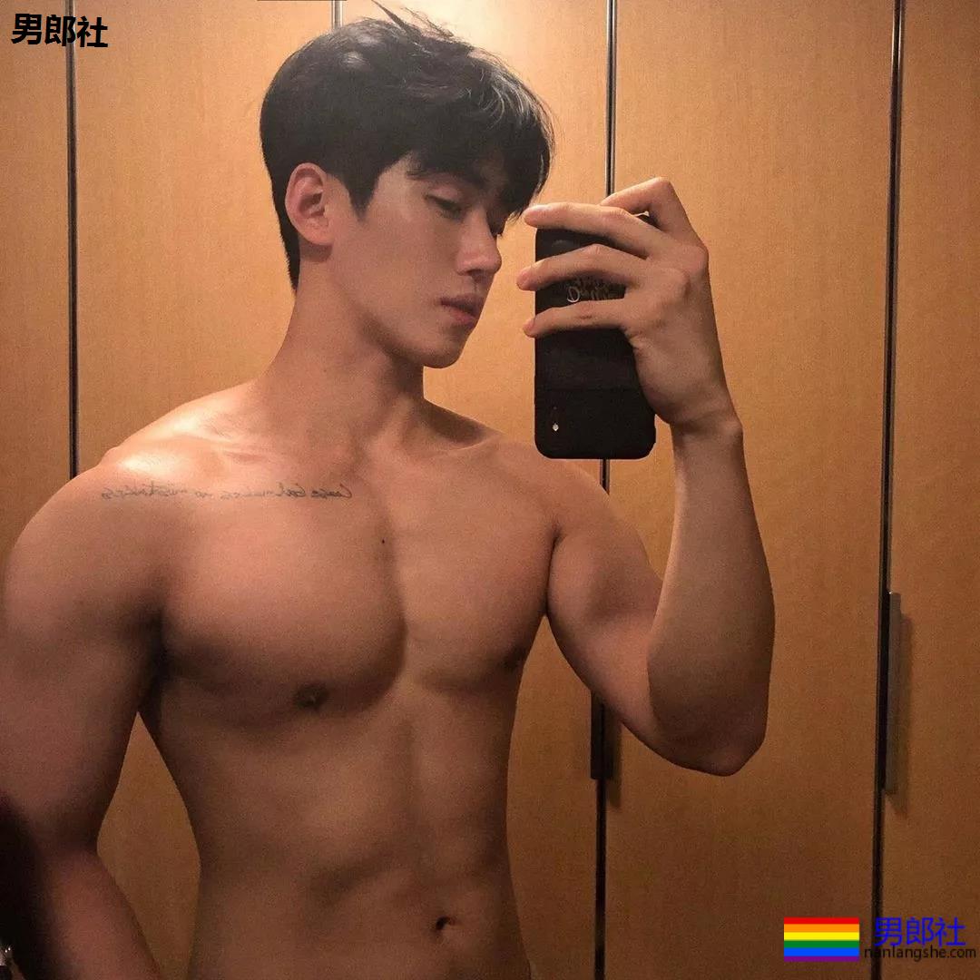 刷爆INS的筋肉大鼻子小狼狗，完美肉身馋哭网友! - 51虹马