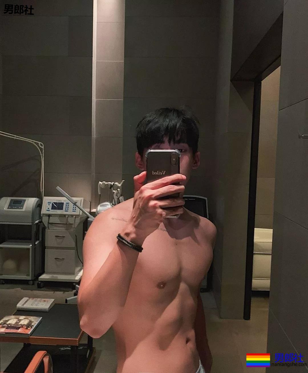 刷爆INS的筋肉大鼻子小狼狗，完美肉身馋哭网友! - 51虹马