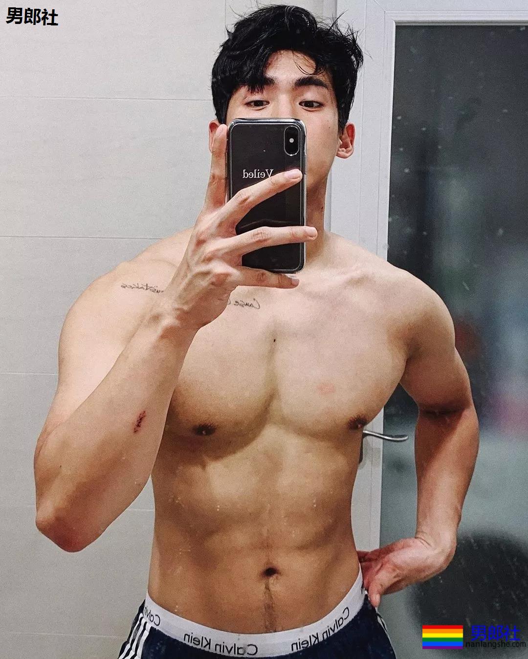 刷爆INS的筋肉大鼻子小狼狗，完美肉身馋哭网友! - 51虹马