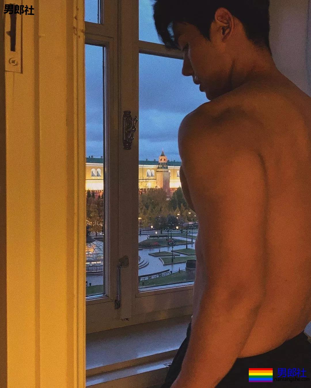 刷爆INS的筋肉大鼻子小狼狗，完美肉身馋哭网友! - 51虹马