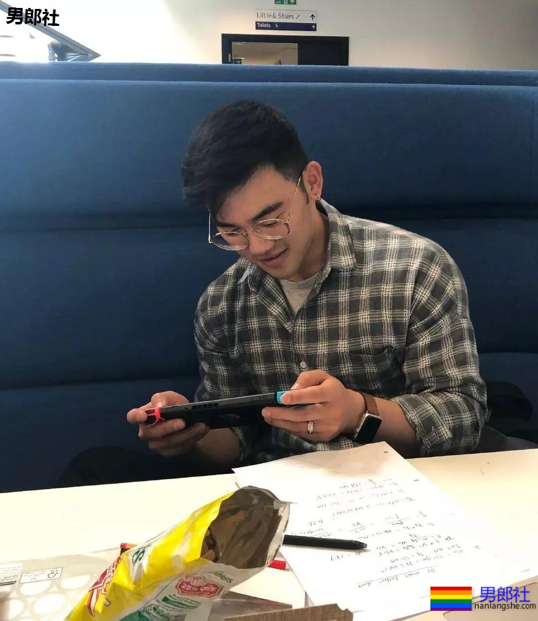 小哥哥颜高身材棒！我可以。 - 51虹马