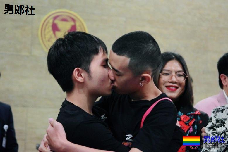 泰国男同志伴侣为婚姻平权在议会当众接吻：这是身而为-51虹马