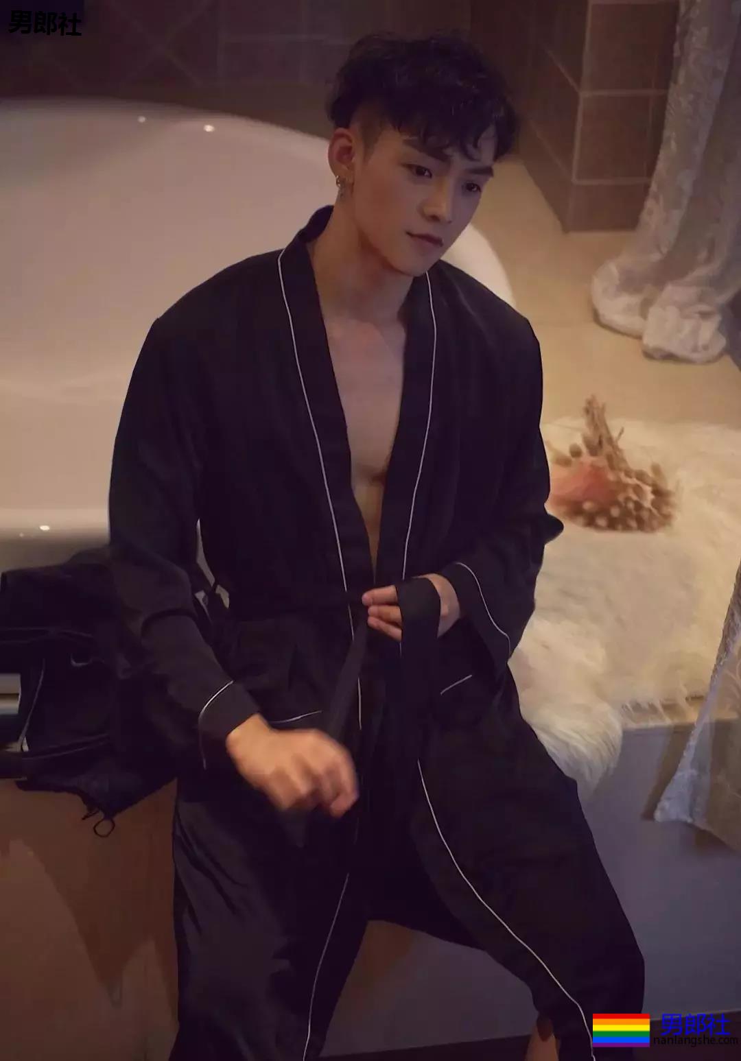 健身房遇到小哥哥有颜有身材 - 51虹马