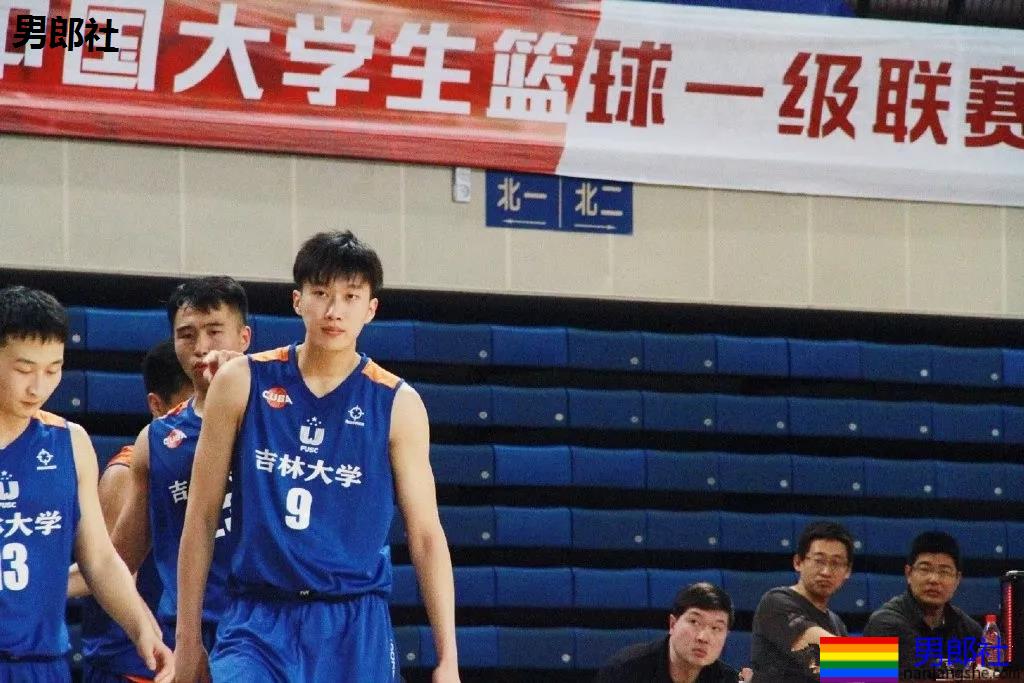 197cm大鼻子篮球体育生，这大长腿也太攻了吧！ - 51虹马