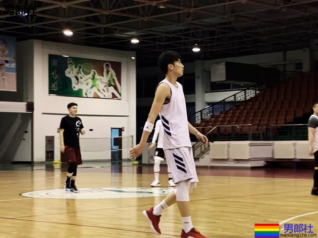 197cm大鼻子篮球体育生，这大长腿也太攻了吧！ - 51虹马