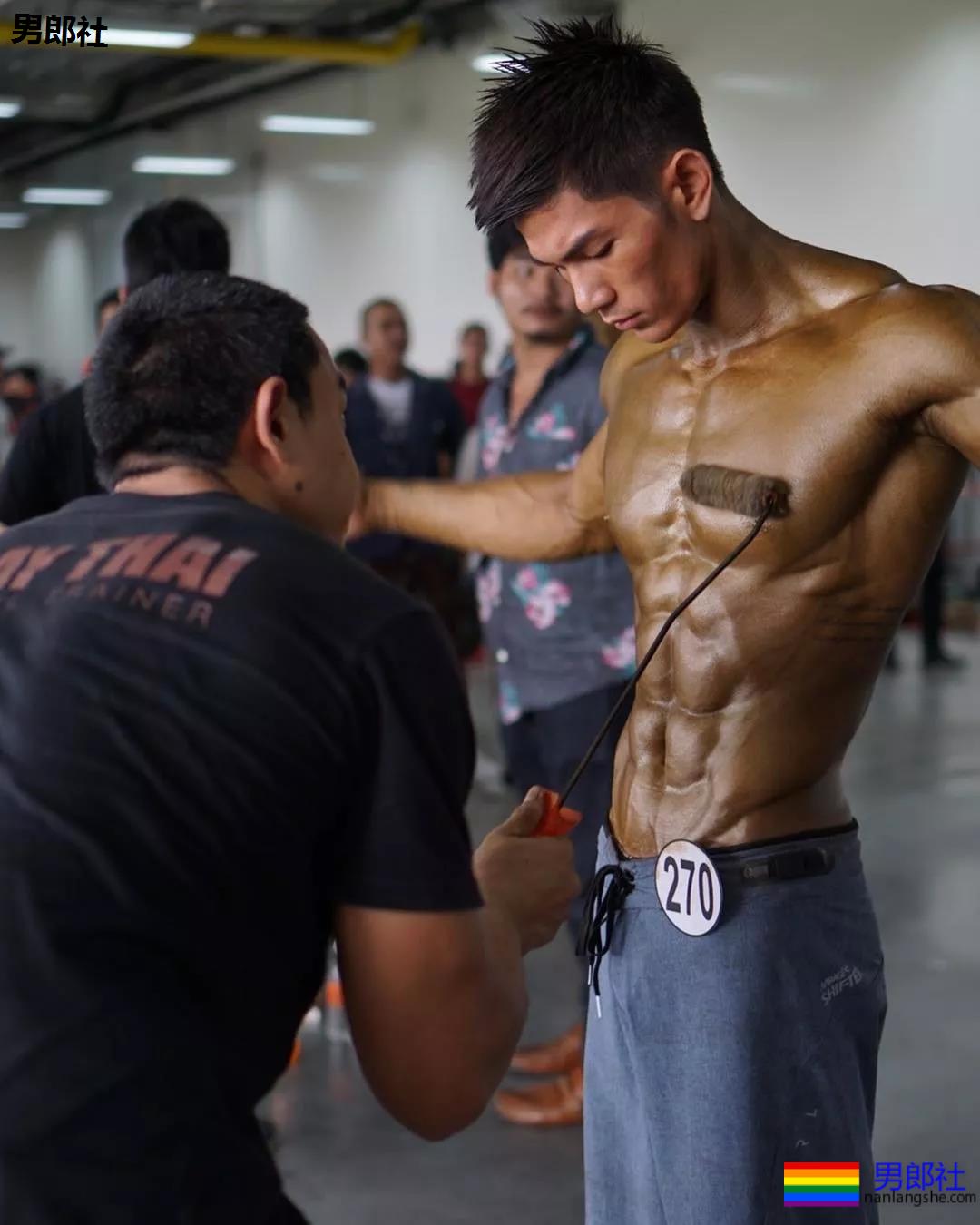 實力公狗打樁機！被狠狠的壓在身上！ - 51虹马