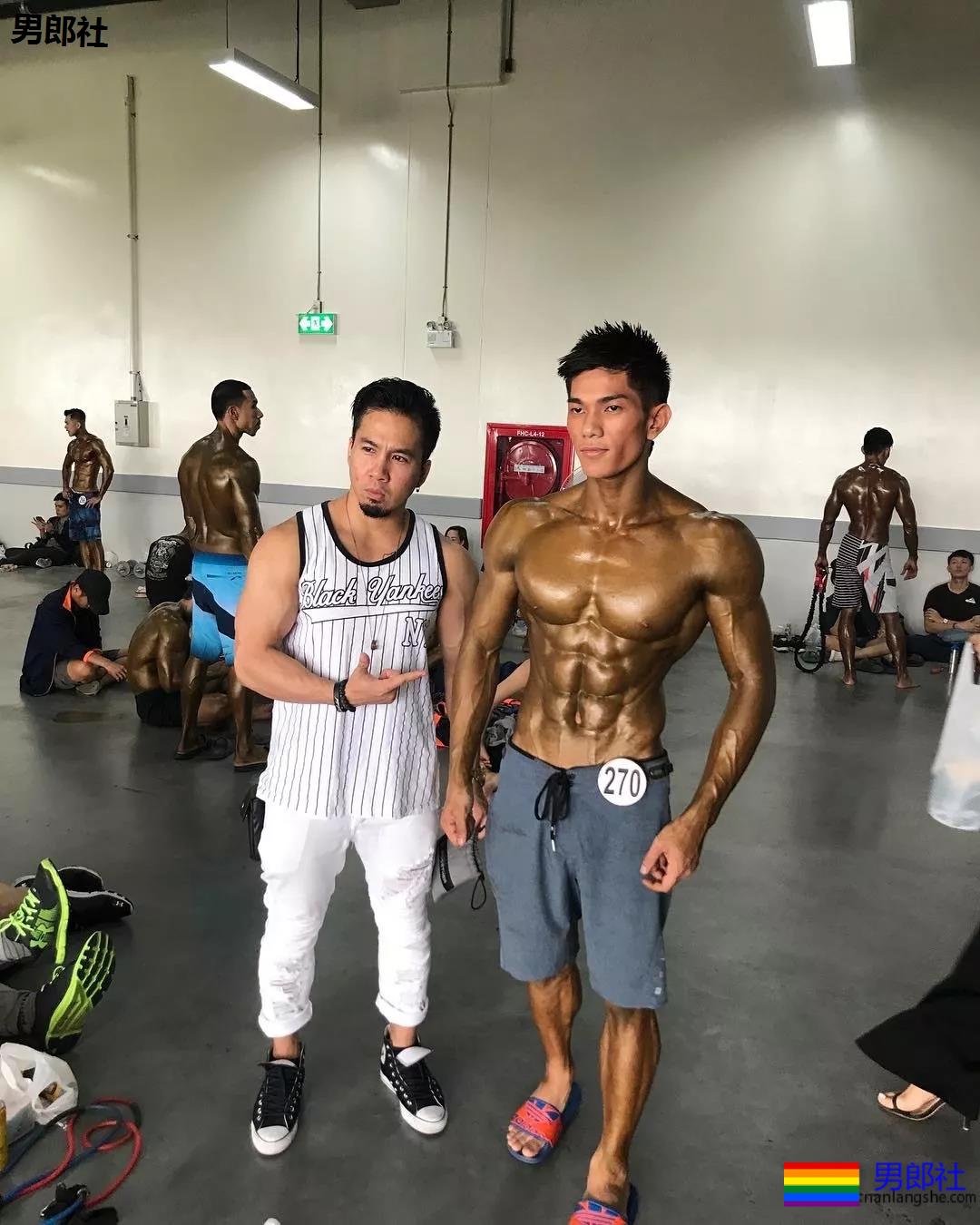 實力公狗打樁機！被狠狠的壓在身上！ - 51虹马