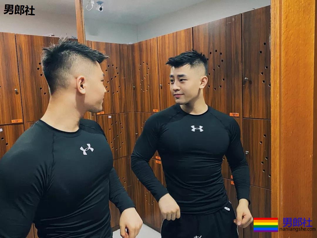 体育生互撩腹肌！太秀了趴~~~ - 51虹马