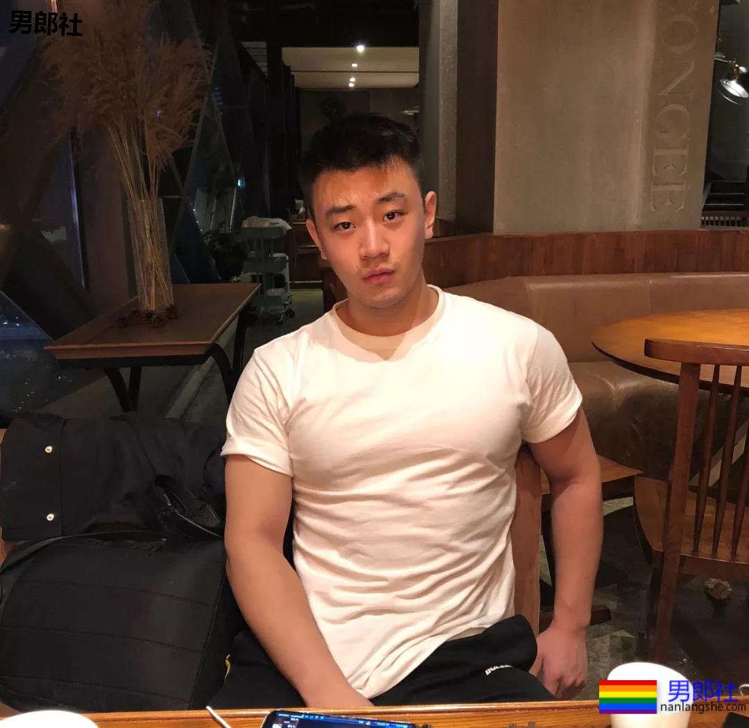 体育生互撩腹肌！太秀了趴~~~ - 51虹马