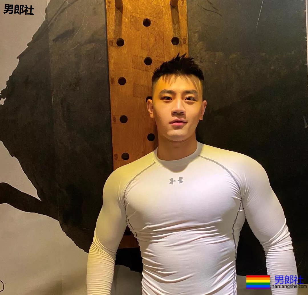 体育生互撩腹肌！太秀了趴~~~ - 51虹马