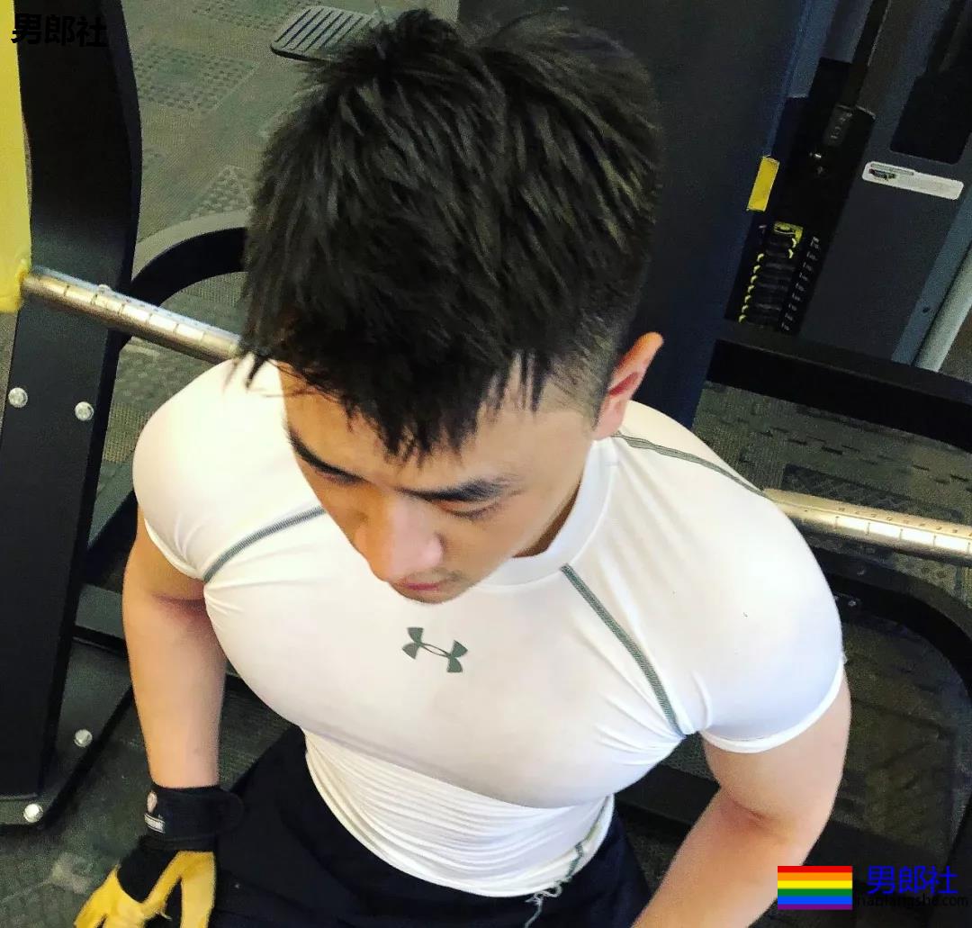 体育生互撩腹肌！太秀了趴~~~ - 51虹马