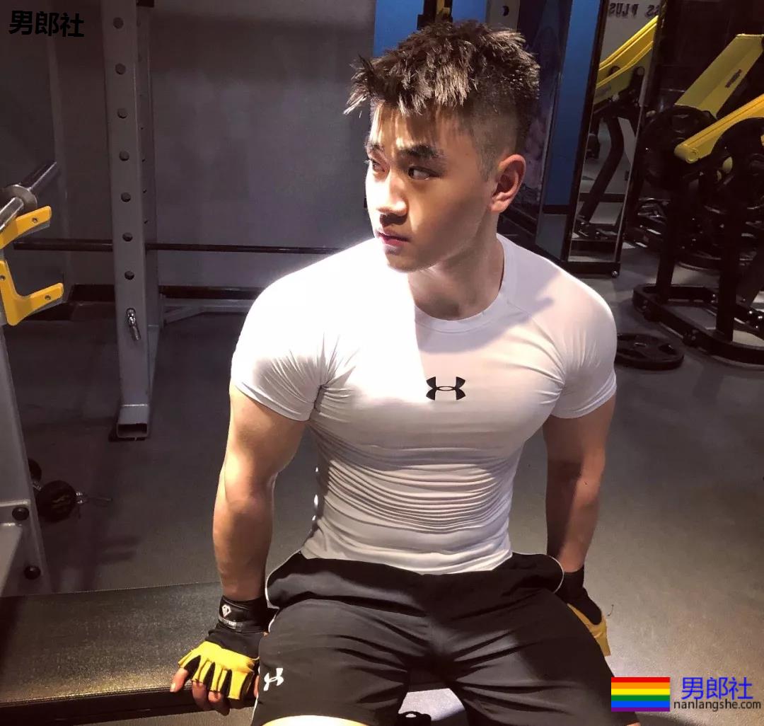 体育生互撩腹肌！太秀了趴~~~ - 51虹马