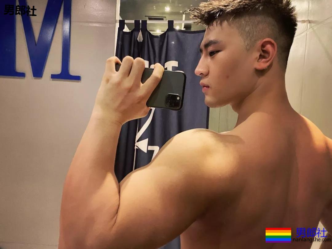 体育生互撩腹肌！太秀了趴~~~ - 51虹马