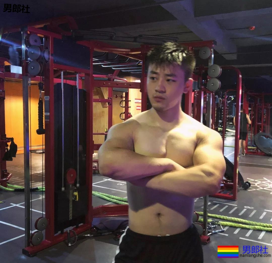 体育生互撩腹肌！太秀了趴~~~ - 51虹马