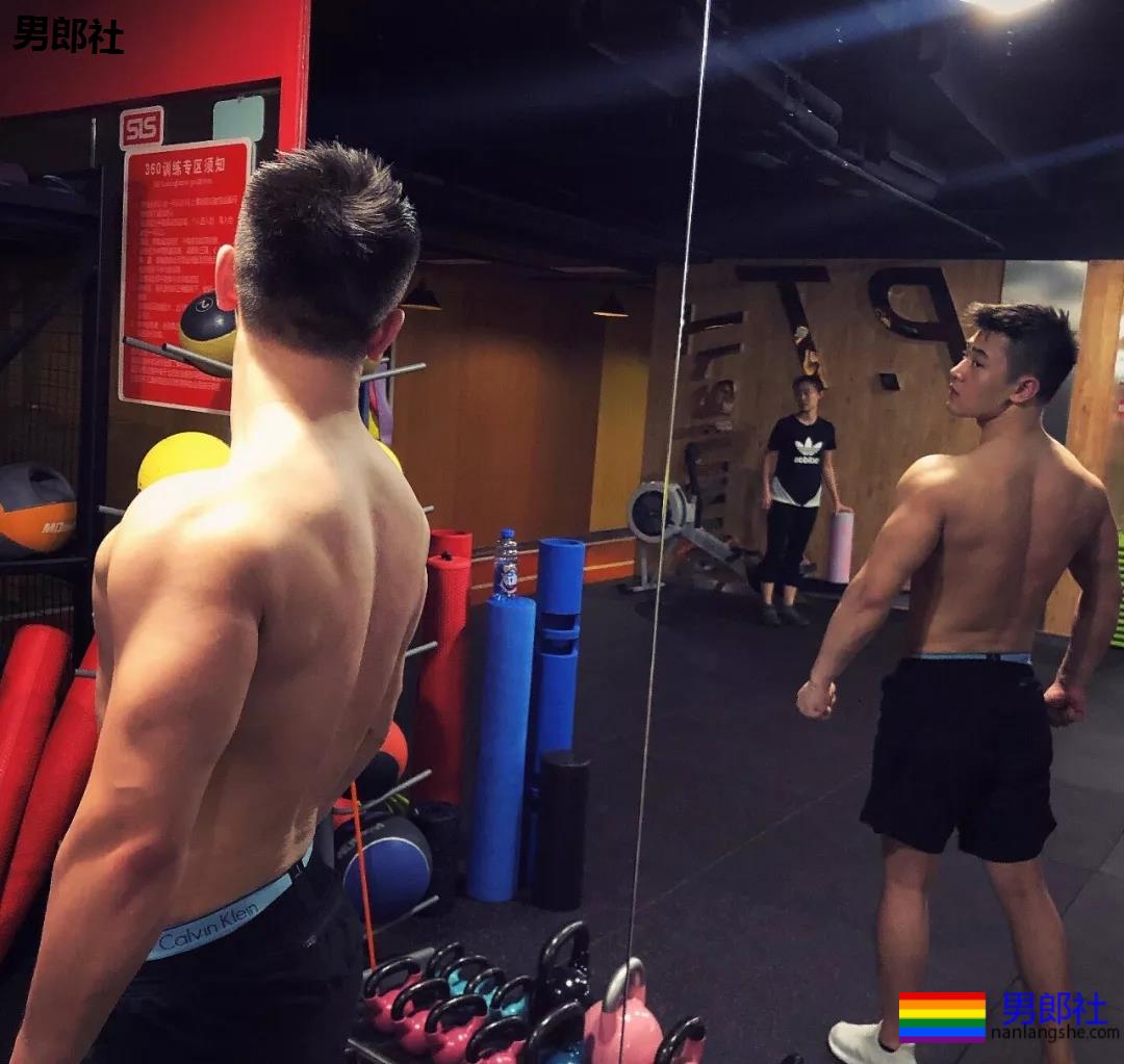 体育生互撩腹肌！太秀了趴~~~ - 51虹马