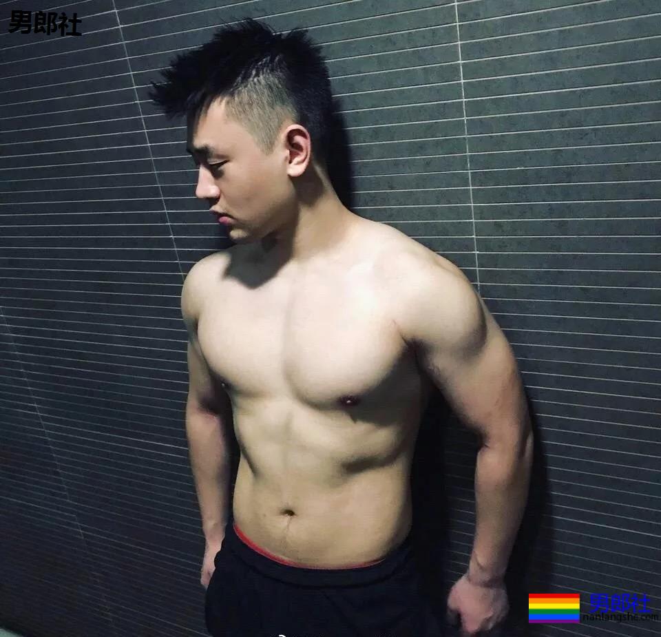 体育生互撩腹肌！太秀了趴~~~ - 51虹马