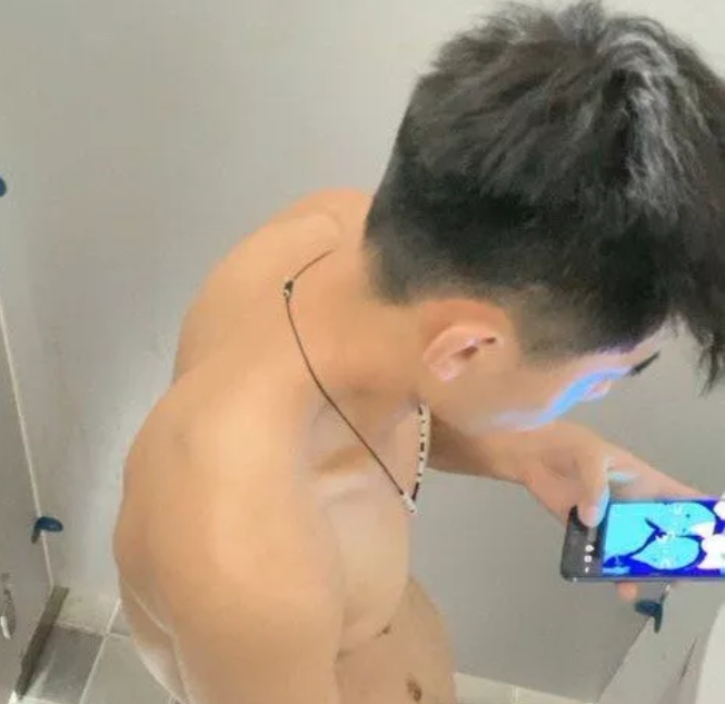 香港:231段“裸男互动片”! 40岁男老师泳池偷拍…辩称“通过暗号告知同志身份”-51虹马