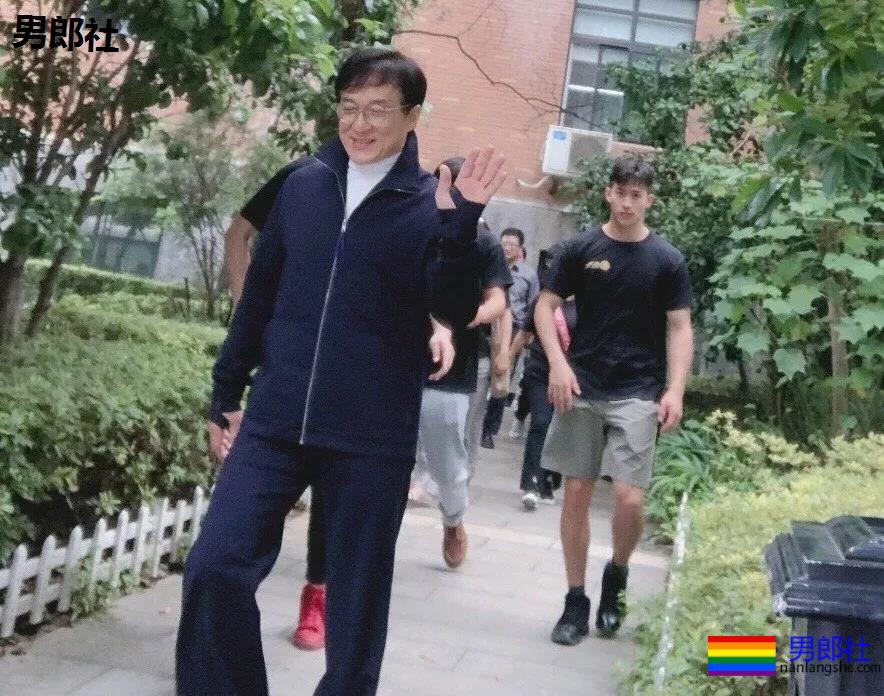 成龙背后高帅肌肉小狼狗扒到了!腹肌长腿鼻梁挺,实力惊人!-51虹马