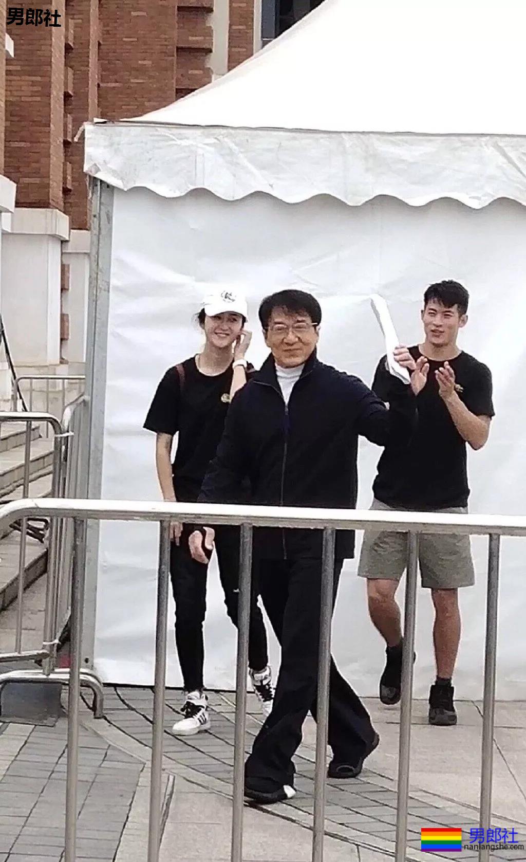 成龙背后高帅肌肉小狼狗扒到了!腹肌长腿鼻梁挺,实力惊人! - 51虹马 成龙背后高帅肌肉小狼狗扒到了!腹肌长腿鼻梁挺,实力惊人! - 51虹马