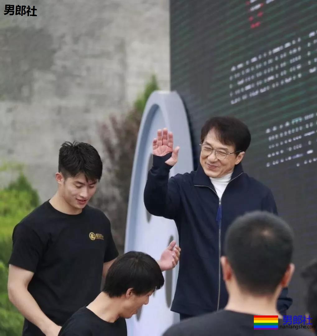 成龙背后高帅肌肉小狼狗扒到了!腹肌长腿鼻梁挺,实力惊人! - 51虹马 成龙背后高帅肌肉小狼狗扒到了!腹肌长腿鼻梁挺,实力惊人! - 51虹马