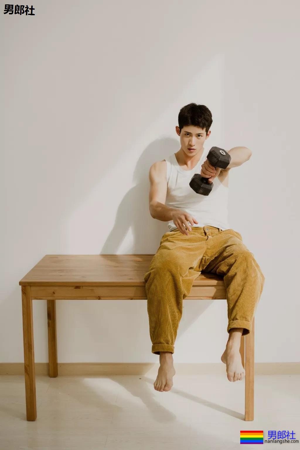 成龙背后高帅肌肉小狼狗扒到了!腹肌长腿鼻梁挺,实力惊人! - 51虹马 成龙背后高帅肌肉小狼狗扒到了!腹肌长腿鼻梁挺,实力惊人! - 51虹马