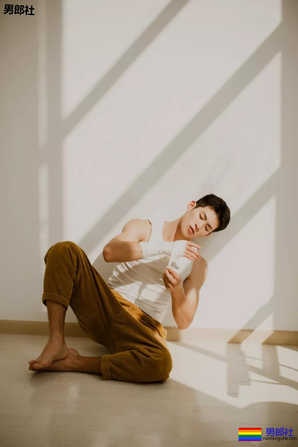 成龙背后高帅肌肉小狼狗扒到了!腹肌长腿鼻梁挺,实力惊人! - 51虹马 成龙背后高帅肌肉小狼狗扒到了!腹肌长腿鼻梁挺,实力惊人! - 51虹马